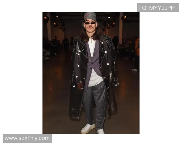 足球明星身着黑西服的时尚魅力瞬间展现与风格解析